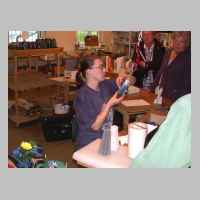 59-05-1121 7. Schirrauer Kirchspieltreffen 2004 - Diese junge Dame zeigt uns, wie Kerzen geschnitzt und gefaerbt werden.JPG